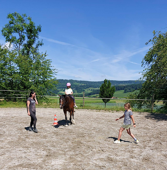 Reittherapie Übung um Pylone reiten