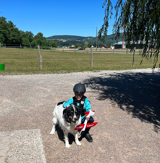 Hund und Kind in der Reittherapie